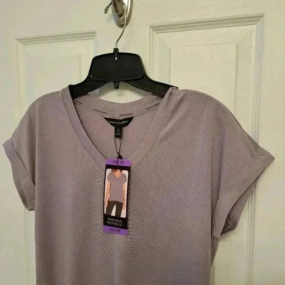 NWT Banana Republic V-neck Top Pale Purple Rolled Sleeve XS Cotton Blend Tee - Picture 13 of 13